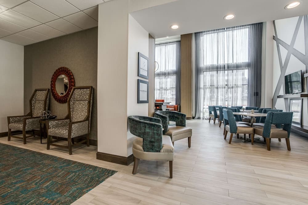 Hampton Inn & Suites North Dallas Central Expy interior in Dallas, TX — gallery photo 2