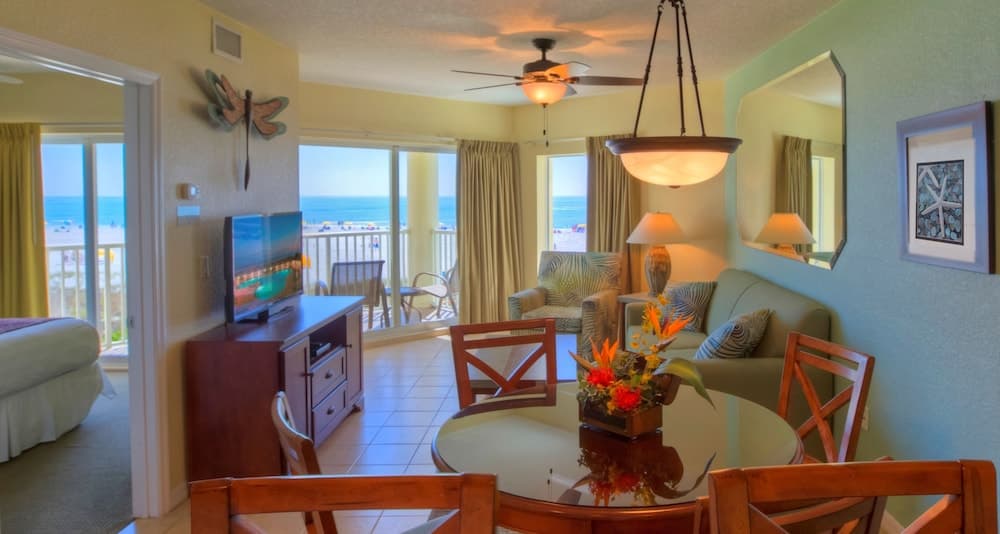 Sunset Vistas Two Bedroom Beachfront Suites — hotel in Treasure Island, Florida