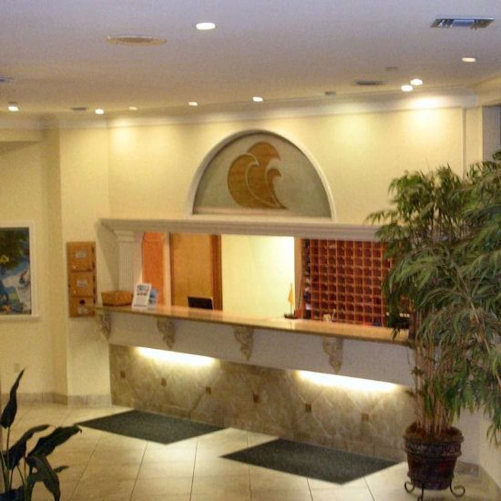 Surfside Beach Resort by Counts - Oakes Resort Properties interior in Miramar Beach, FL — gallery photo 2