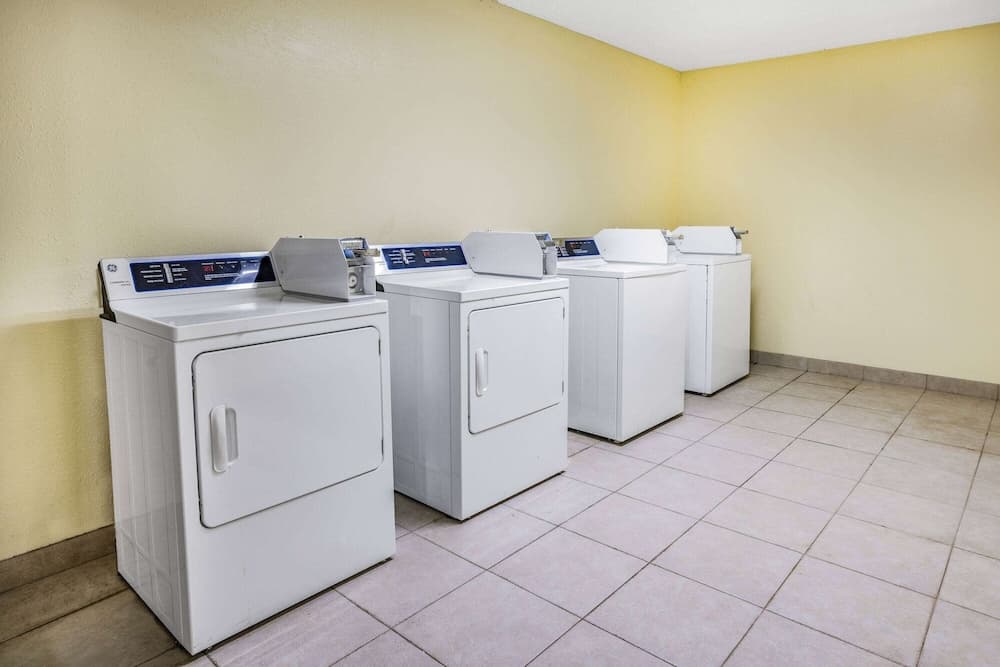 Days Inn & Suites by Wyndham Williamsburg Colonial interior in Williamsburg, VA — gallery photo 2
