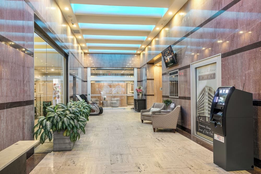 Elegant condos in New Orleans property views in New Orleans, LA — gallery photo 3