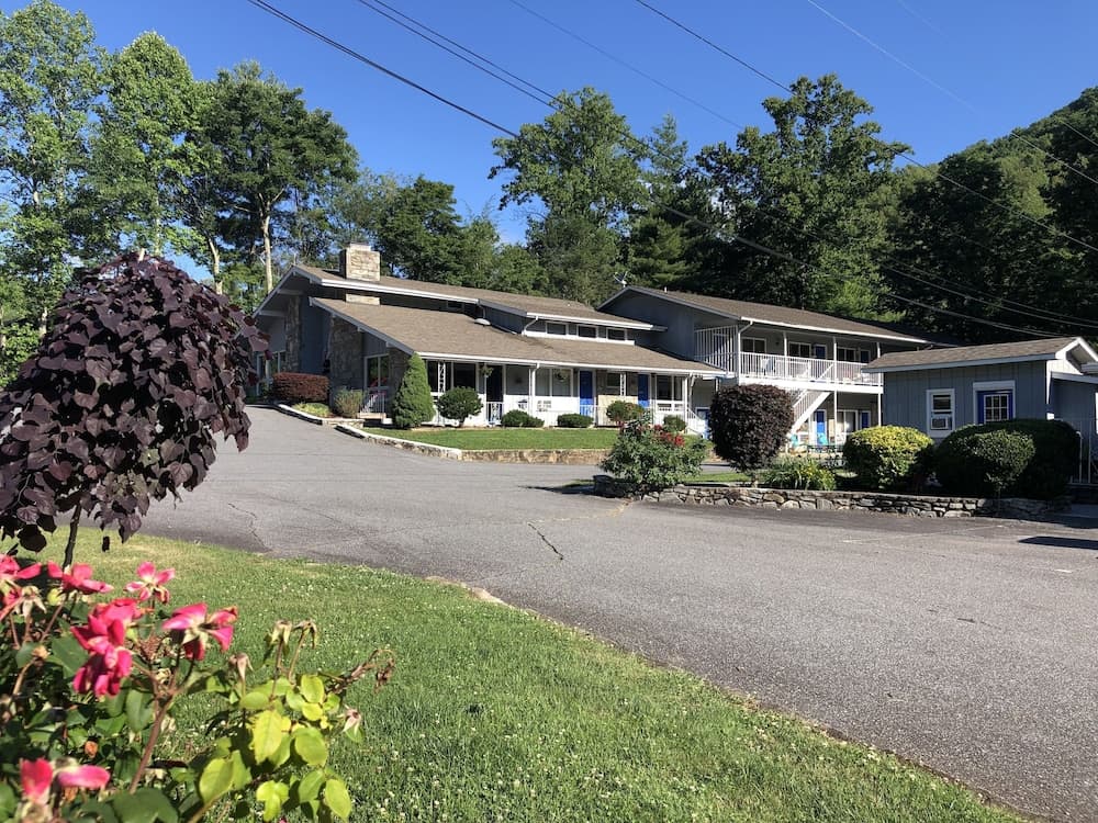 Meadowlark Motel with Restaurant & Bar — hotel in Maggie Valley, North Carolina