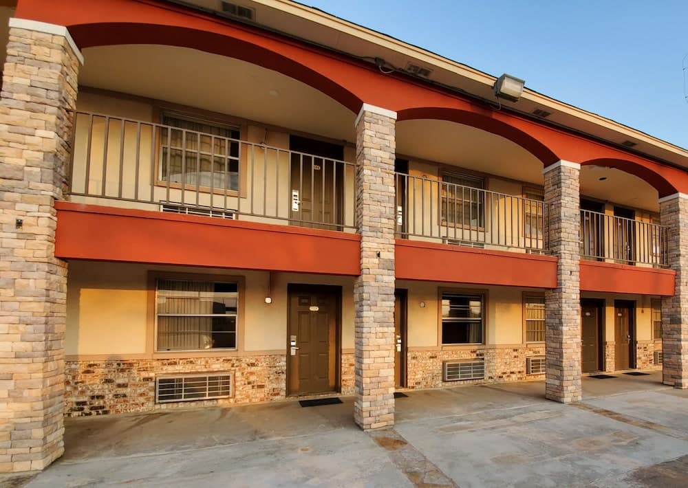 Econo Lodge Inn & Suites Sealy — hotel in Sealy, Texas