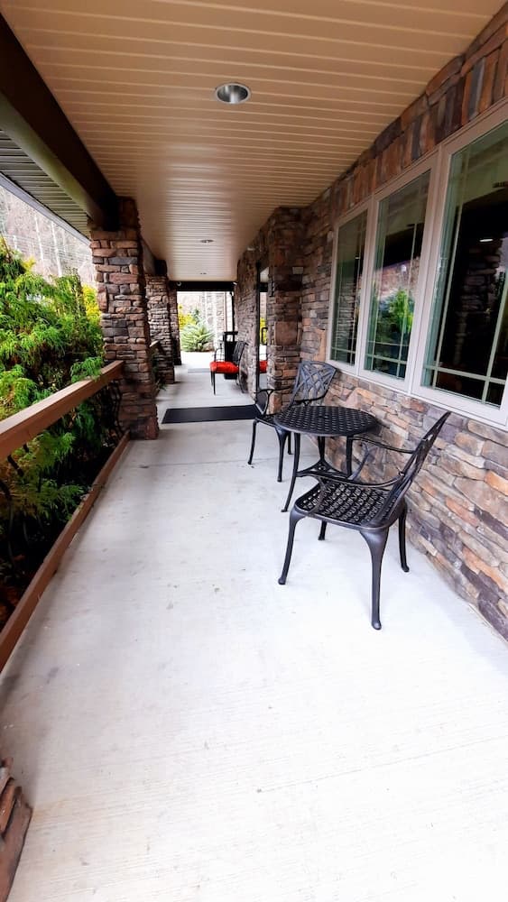 Stonebrook Lodge Cherokee interior in Cherokee, NC — gallery photo 2