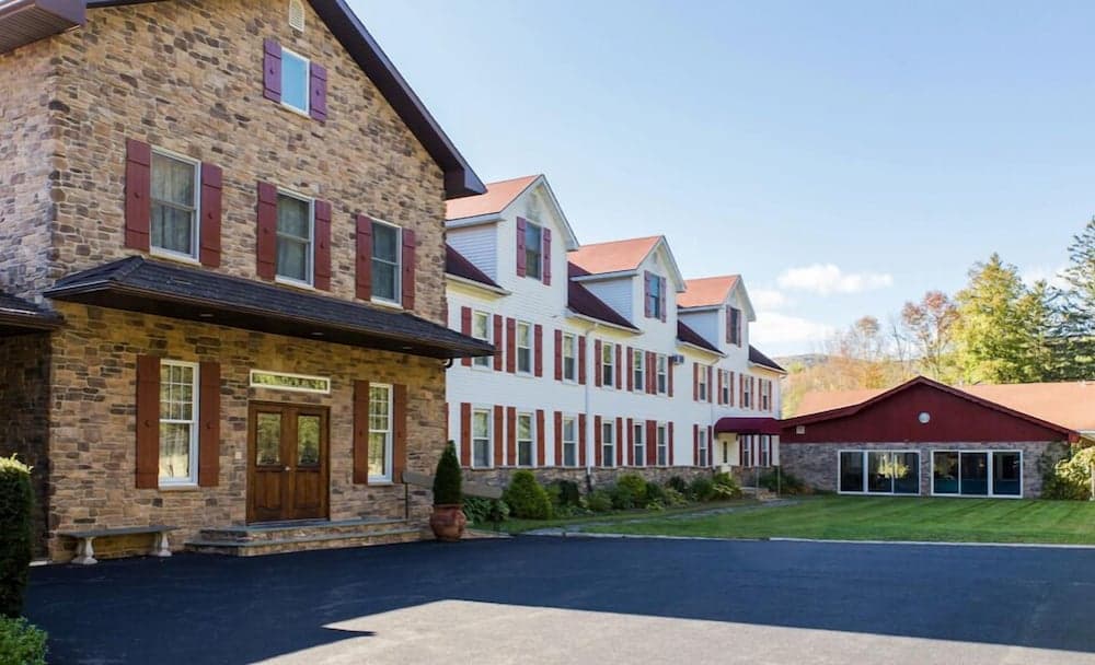 Copperhood Retreat & Spa featured exterior or lobby in Phoenicia, NY — similar hotel