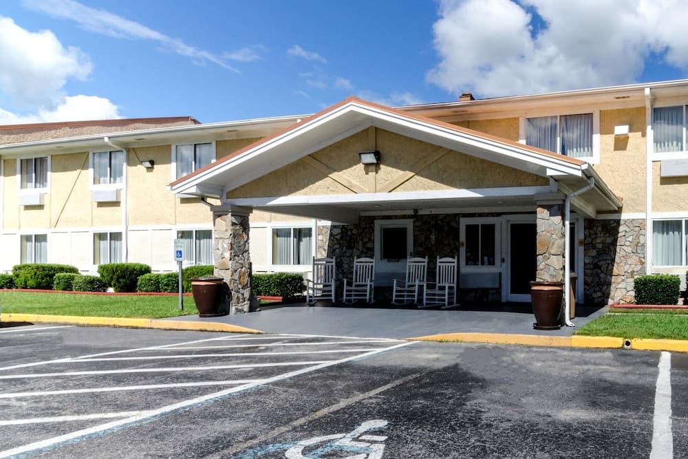 Rodeway Inn & Suites Jacksonville near Camp Lejeune — hotel in Jacksonville, North Carolina