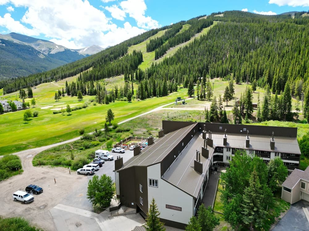 Heated Pool Ski-In Walk-Out Perfect Hotel Room - CV210A by Redawning — hotel in Copper Mountain, Colorado
