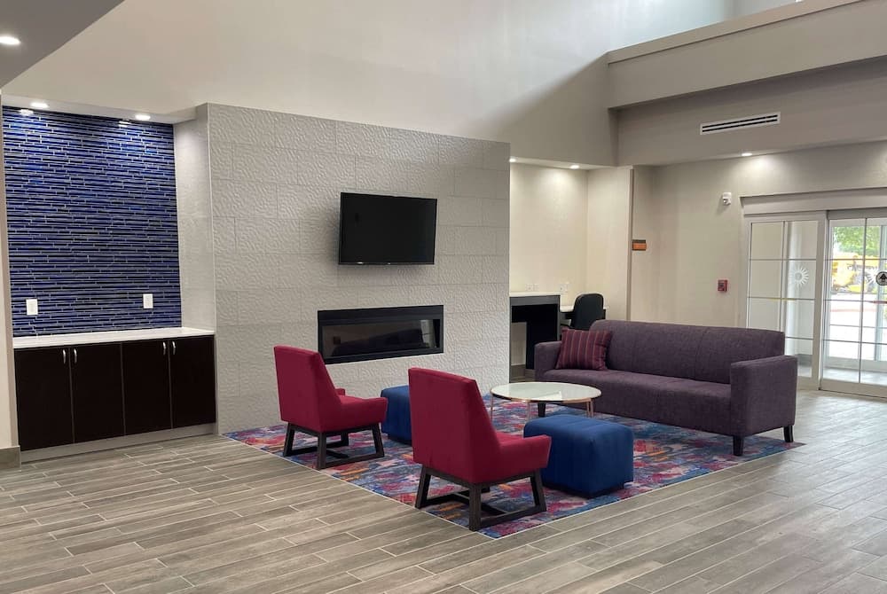 La Quinta Inn and Suites by Wyndham Schertz-San Antonio-Selma interior in Schertz, TX — gallery photo 2
