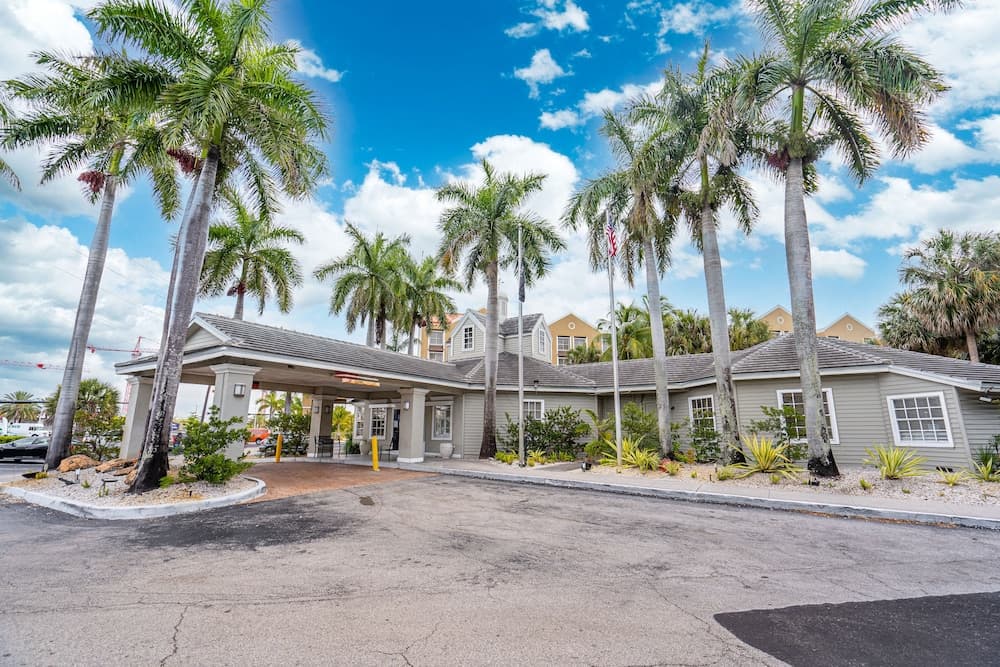 Hotolos featured exterior or lobby in Hollywood, FL — similar hotel