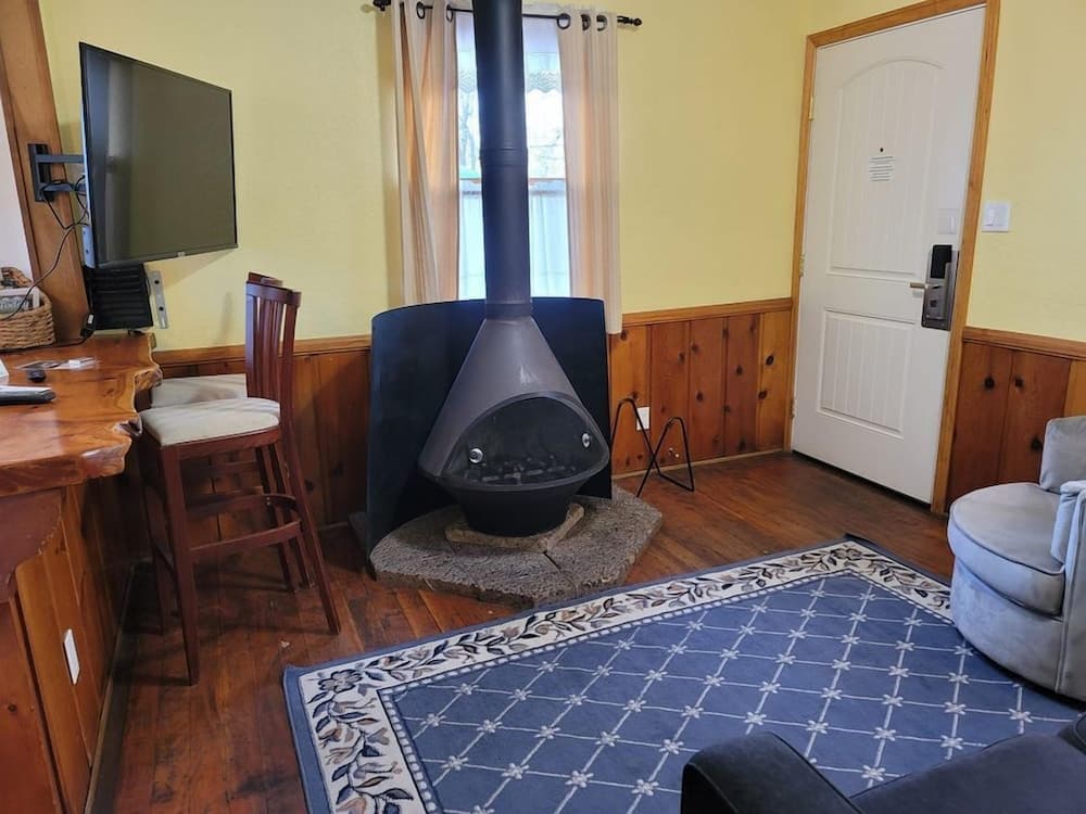 Hillcrest Suites & Cabins interior in Big Bear Lake, CA — gallery photo 2