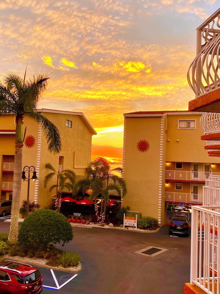 Waterfront Resort Condo Gulf Sun Set — hotel in Dunedin, Florida