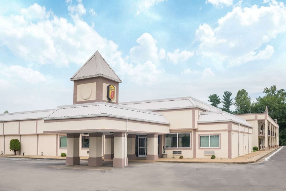 Super 8 by Wyndham Williamsburg — hotel in Williamsburg, Kentucky