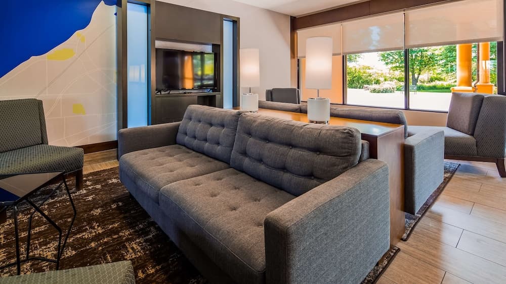 Best Western Dunkirk & Fredonia Inn interior in Dunkirk, NY — gallery photo 2