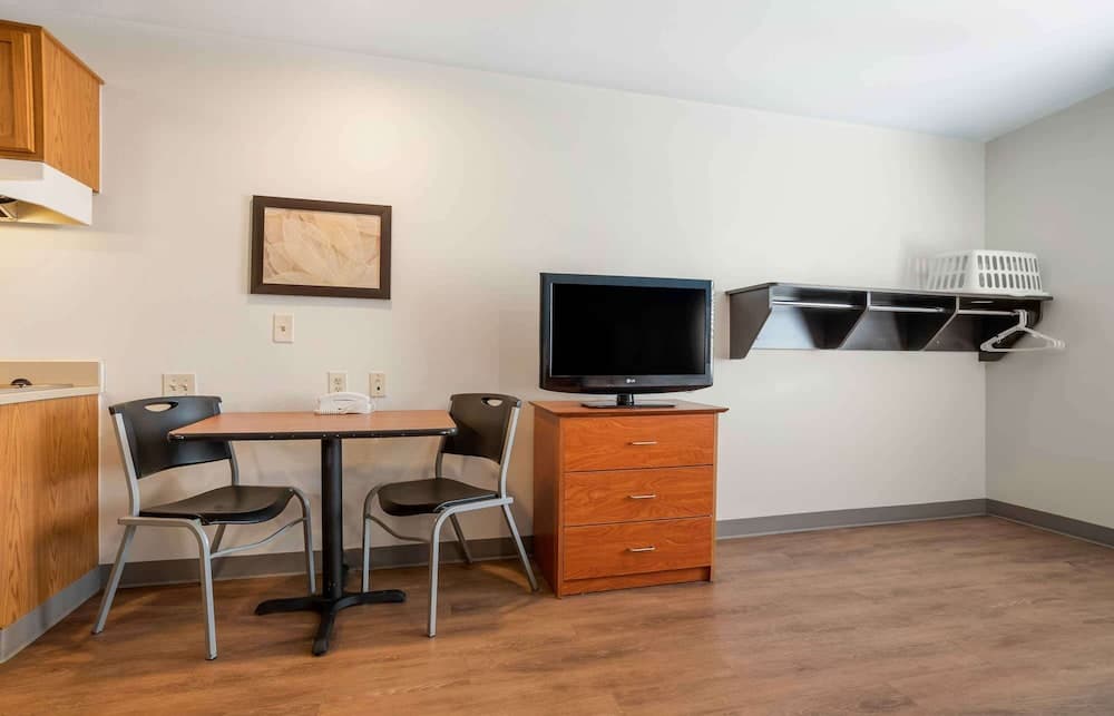 Extended Stay America Select Suites - Oklahoma City - Bethany interior in Oklahoma City, OK — gallery photo 2