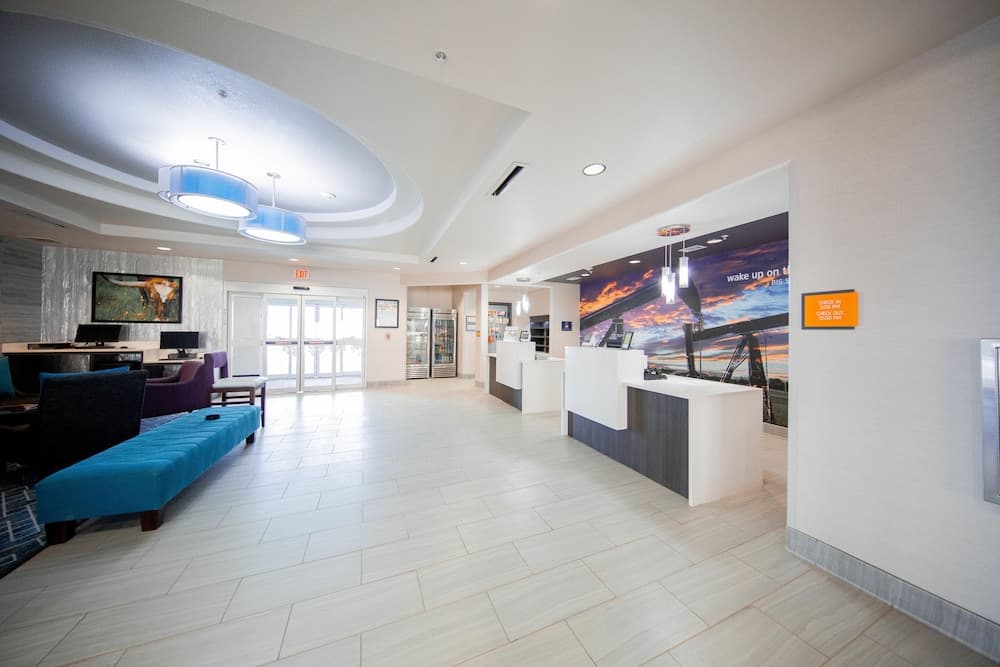 La Quinta Inn & Suites by Wyndham Big Spring interior in Big Spring, TX — gallery photo 2