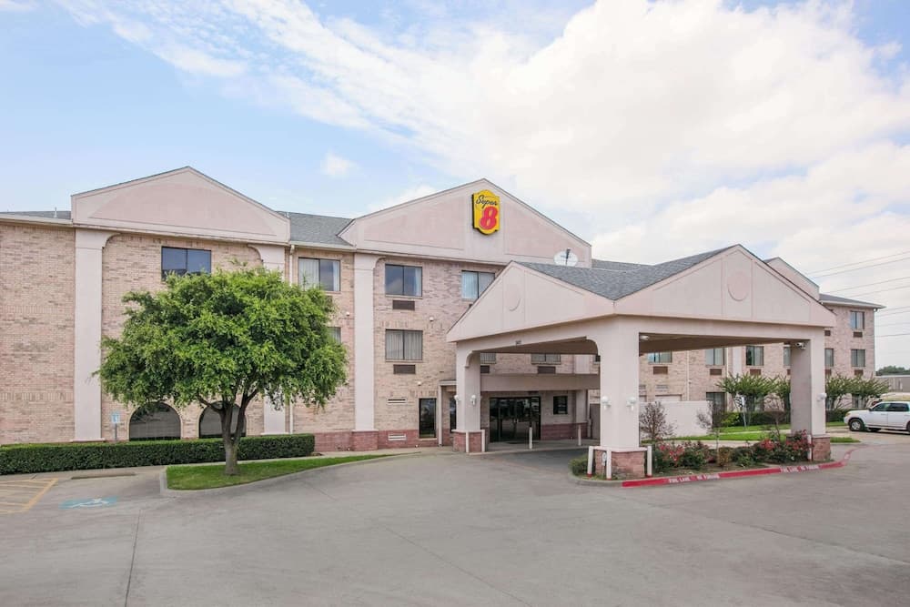 Super 8 by Wyndham Garland North Dallas Area — hotel in Garland, Texas