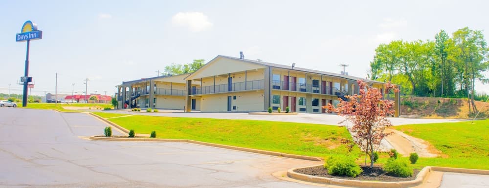 Days Inn & Suites by Wyndham Athens Alabama — hotel in Athens, Alabama