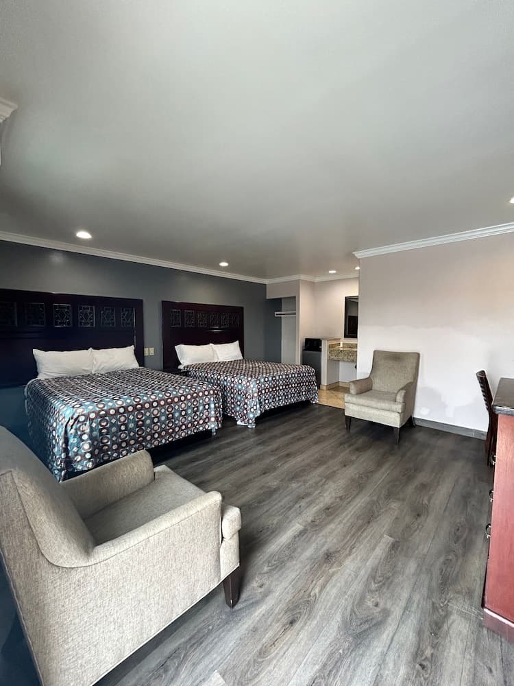 HYLAND MOTEL interior in La Habra, CA — gallery photo 2