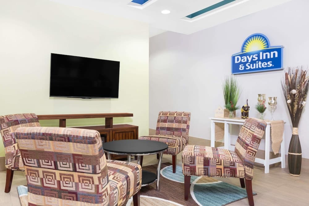 Days Inn & Suites by Wyndham Madisonville property views in Madisonville, TX — gallery photo 3