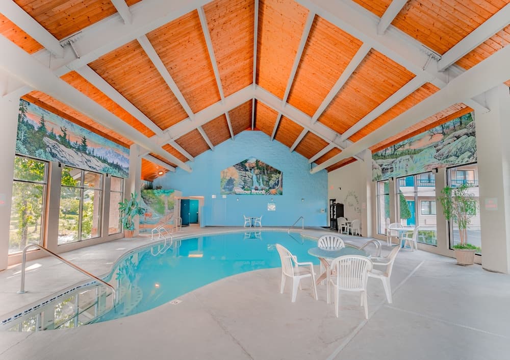 Accommodation By Willow Brook Lodge interior in Pigeon Forge, TN — gallery photo 2