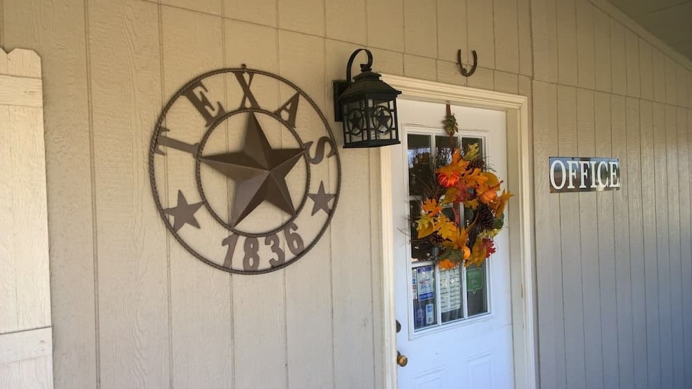 Shale Lodge Pleasanton interior in Pleasanton, TX — gallery photo 2