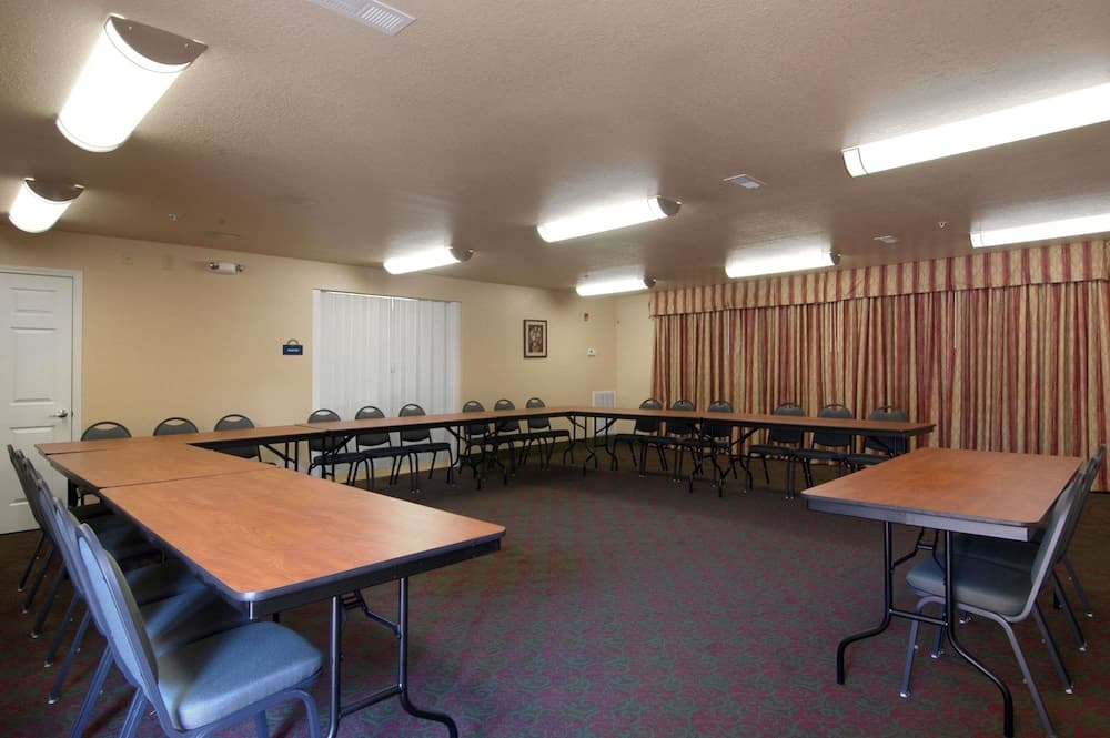 Days Inn by Wyndham Centre interior in Centre, AL — gallery photo 2