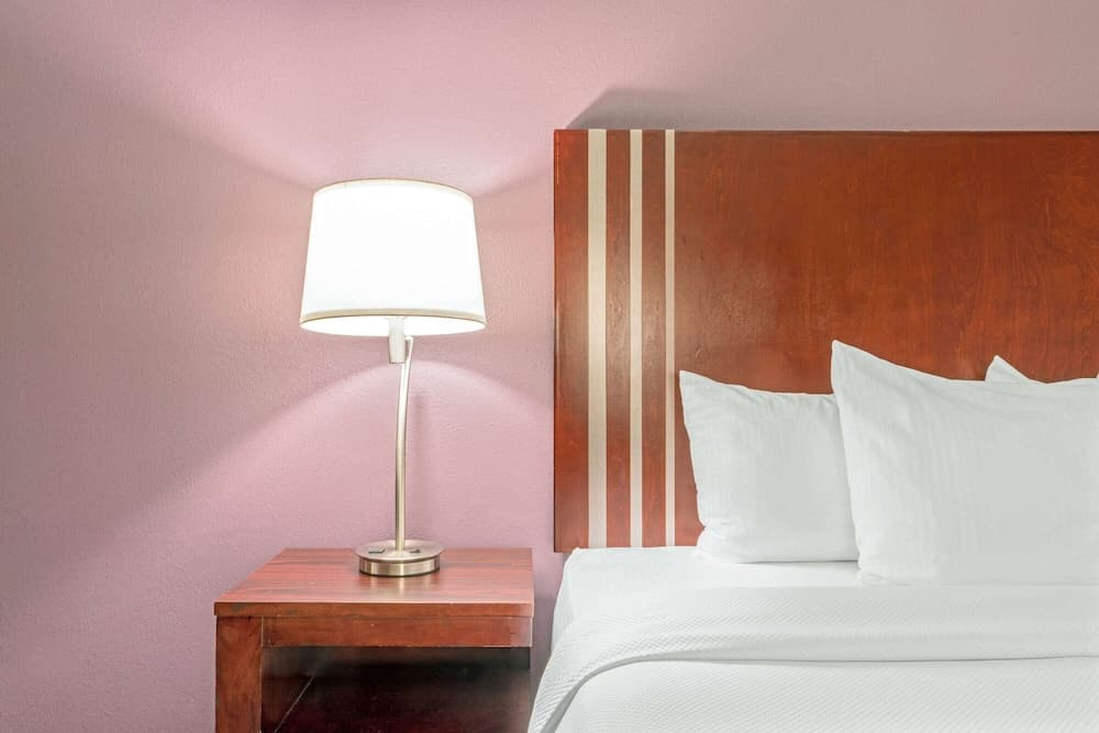 La Quinta Inn & Suites by Wyndham Oklahoma City -Yukon property views in Yukon, OK — gallery photo 3
