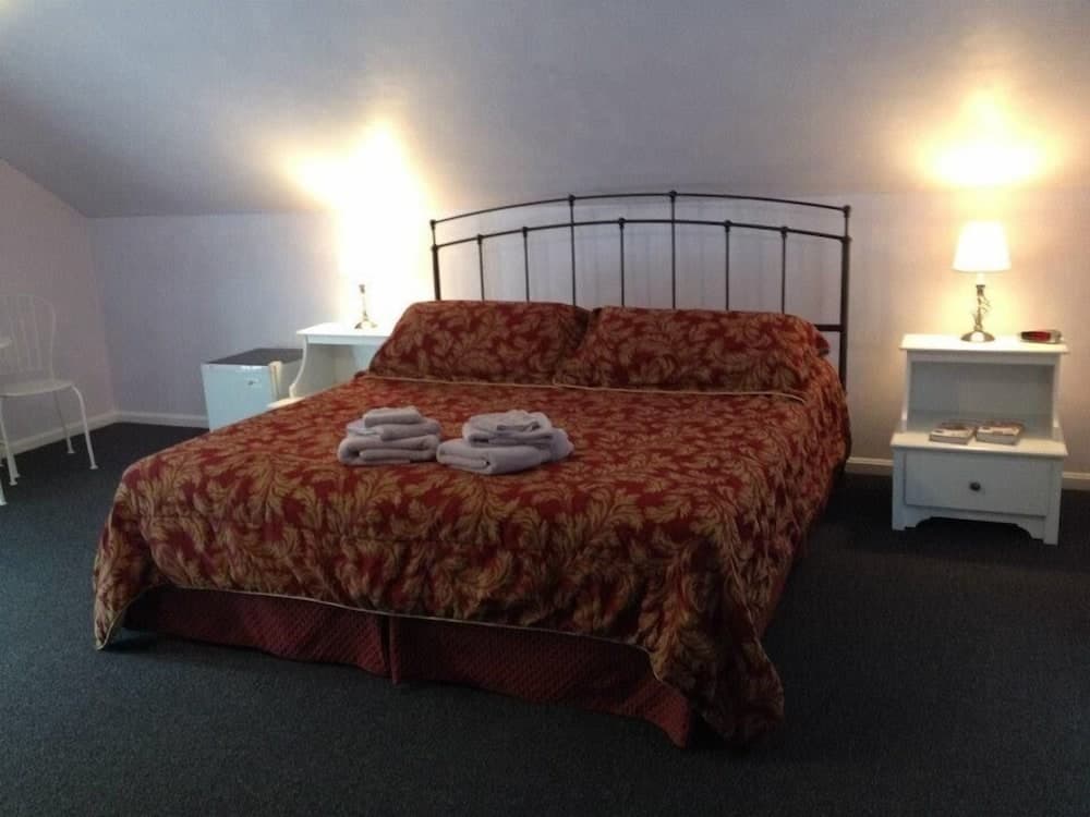 Ahoy Inn Guesthouse property views in Put-in-Bay, OH — gallery photo 3