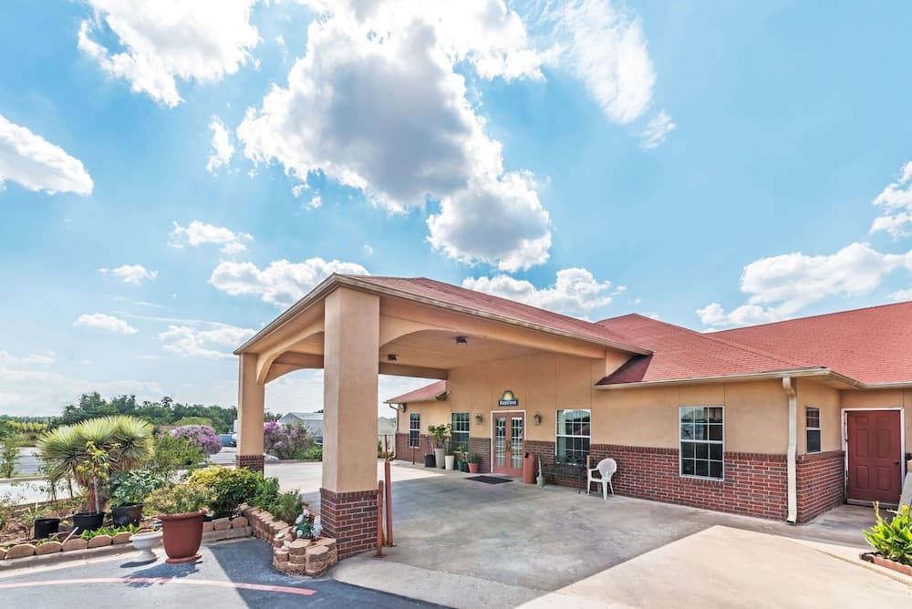 Days Inn by Wyndham Gainesville — hotel in Gainesville, Texas