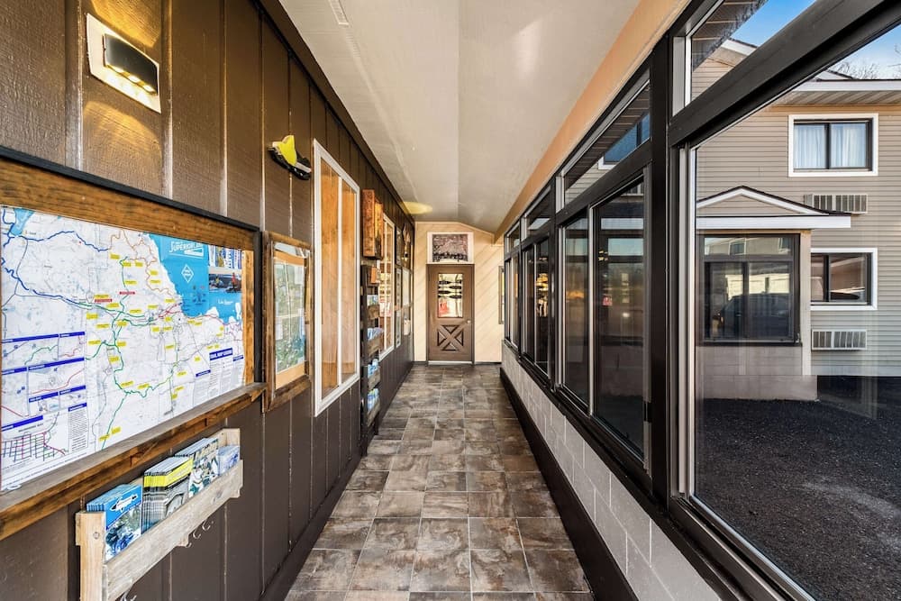 Americas Best Value Inn Marquette interior in Marquette, MI — gallery photo 2