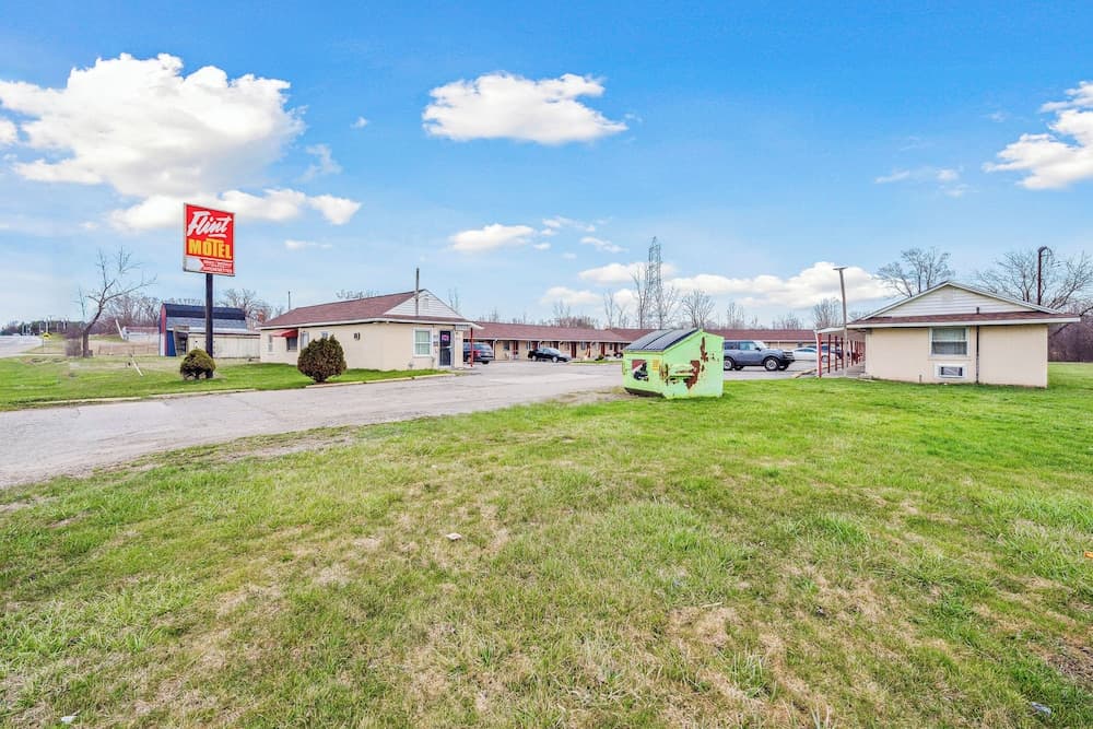Flint Motel by OYO MI Near I-475 — hotel in Flint, Michigan