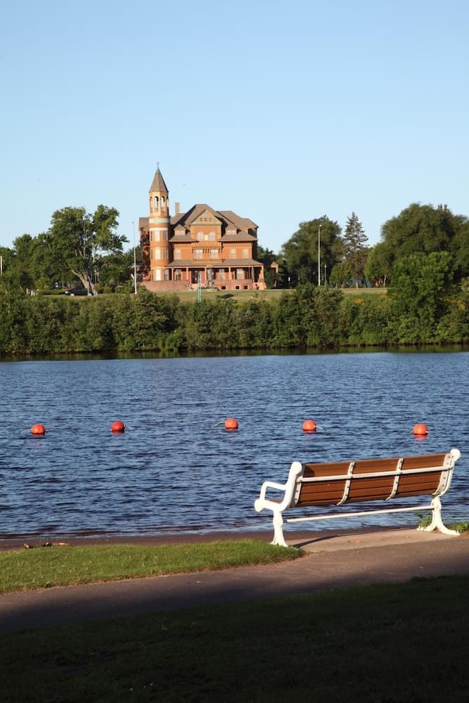 Barker's Island Inn Resort — hotel in Superior, Wisconsin
