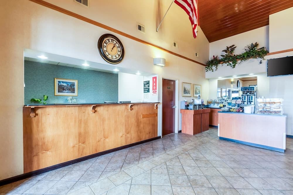 Econo Lodge Inn & Suites Middletown - Winchester South interior in Middletown, VA — gallery photo 2