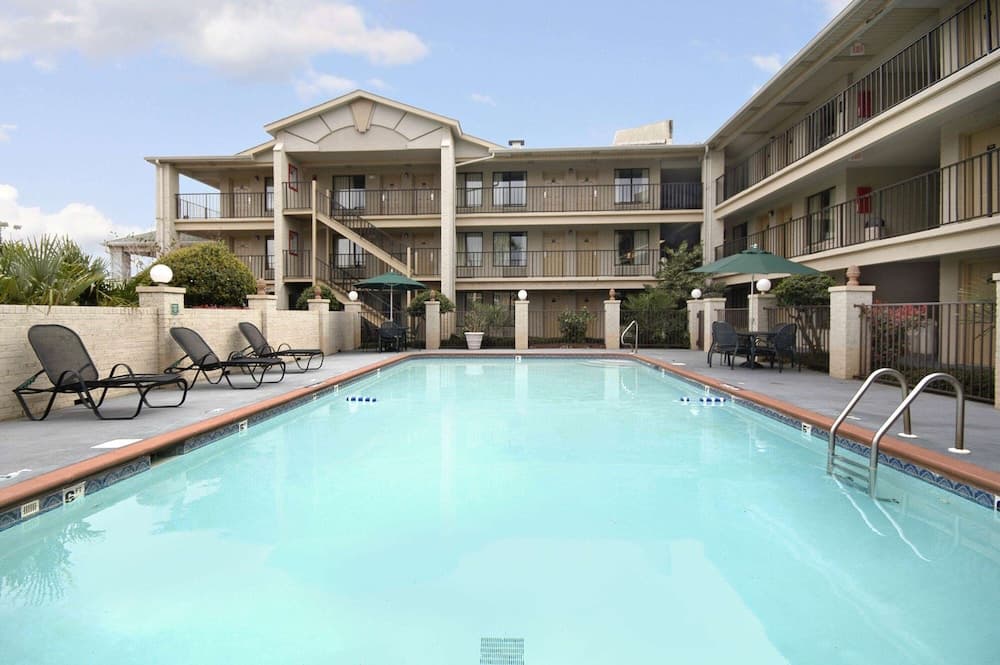 Days Inn & Suites by Wyndham Mobile interior in Mobile, AL — gallery photo 2
