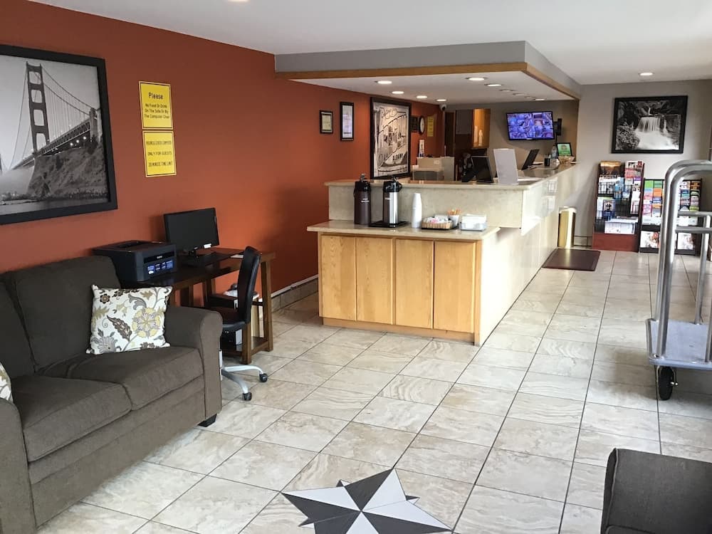 Super 8 by Wyndham Albany interior in Albany, OR — gallery photo 2