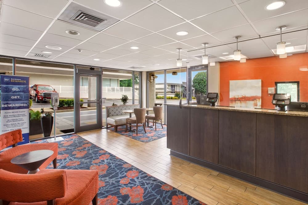Clarion Pointe Morrow - Atlanta South interior in Morrow, GA — gallery photo 2