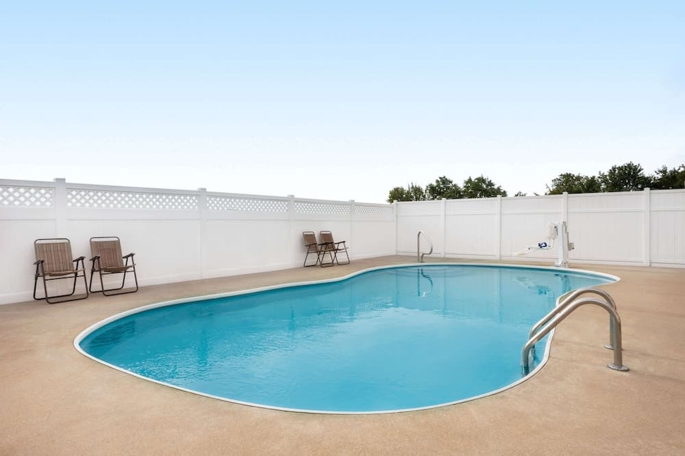 Travelodge by Wyndham Fort Scott property views in Fort Scott, KS — gallery photo 3