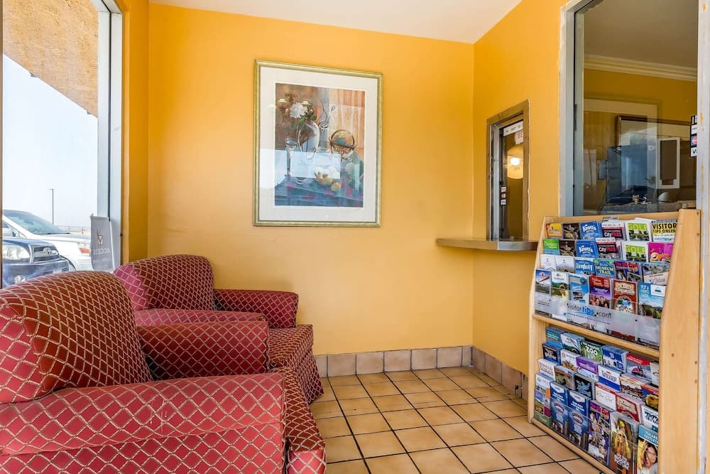Economy Inn Buttonwillow Bakersfield I-5 interior in Buttonwillow, CA — gallery photo 2