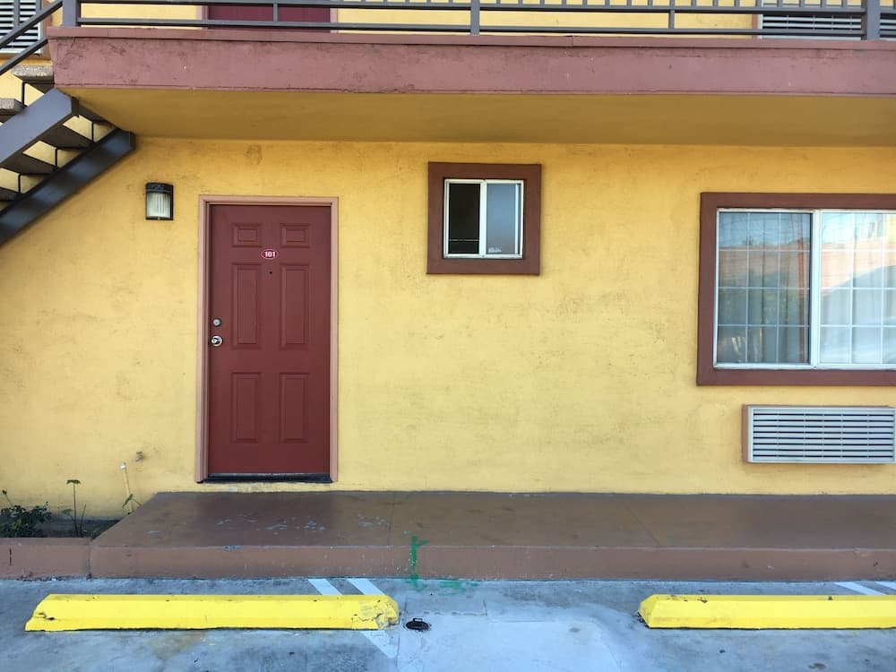 Satellite Motel property views in Los Angeles, CA — gallery photo 3
