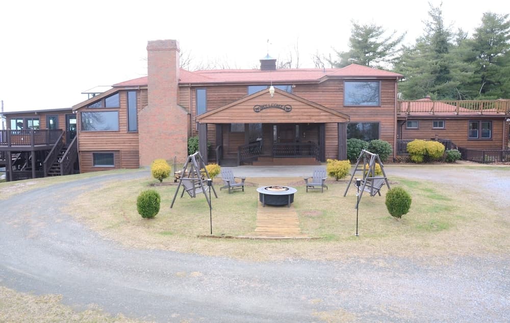Bent Mountain Lodge featured exterior or lobby in Copper Hill — similar hotel
